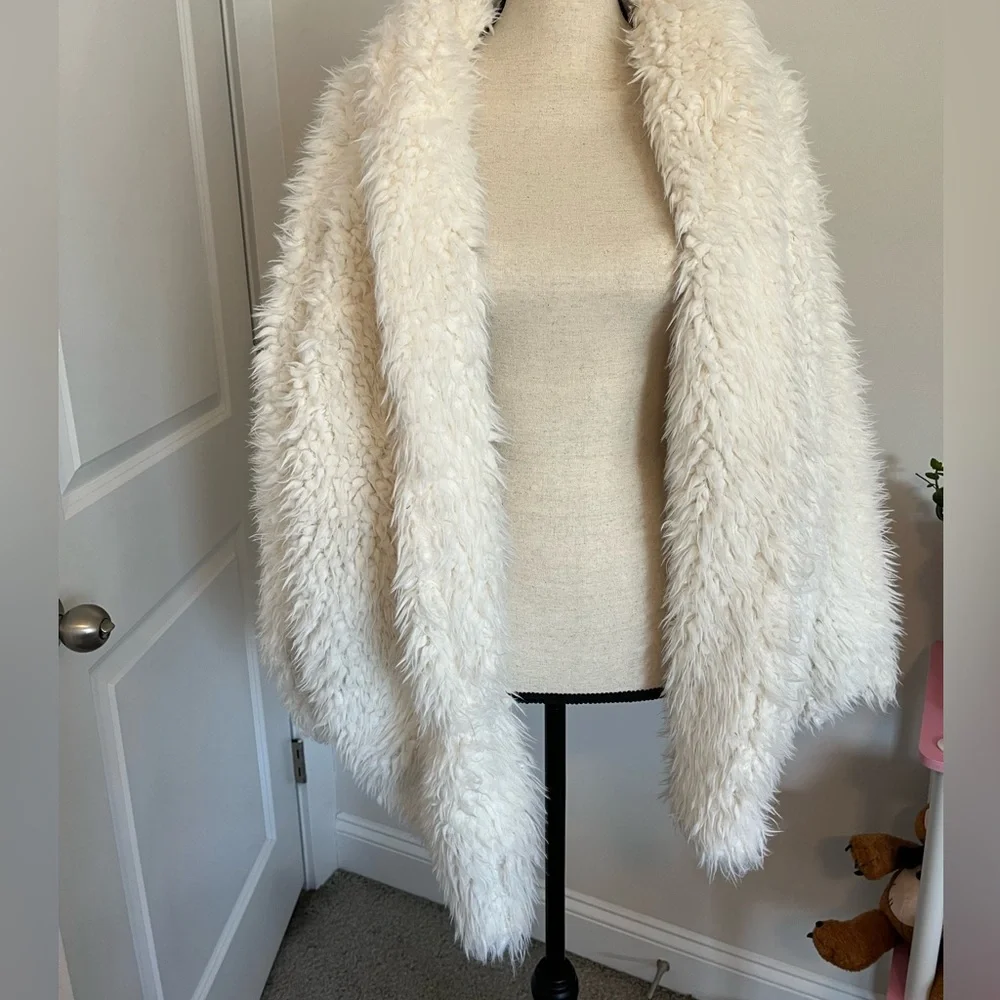 Romeo & Juliet Couture Faux Fur Coat/ Size L - Picture 5 of 6